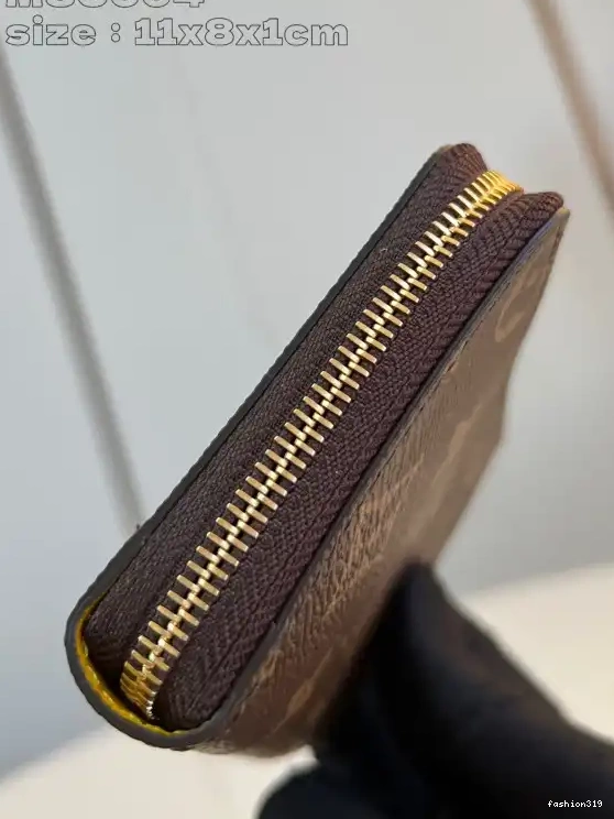 Compact Wallet-11*8.5*1.5CM Vuitton Noa Louis 0331
